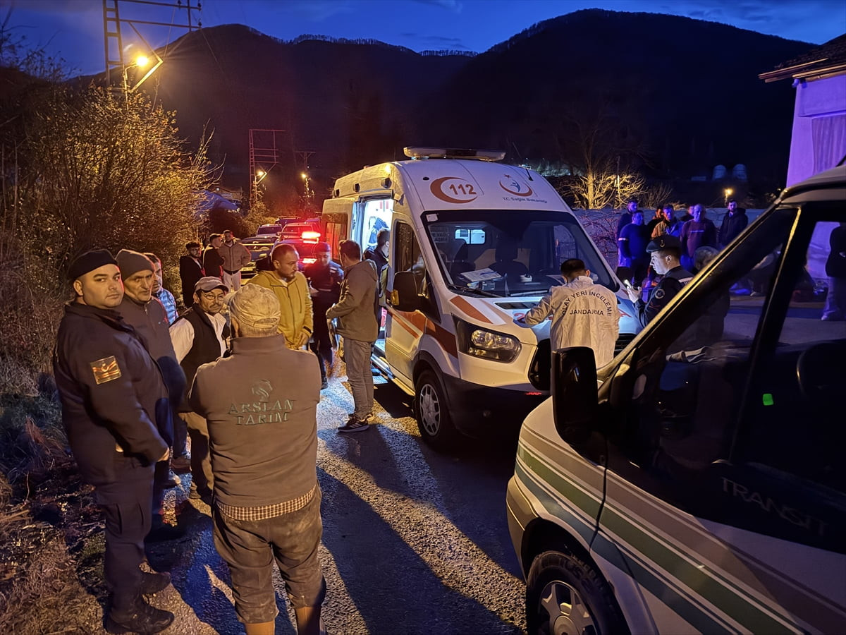 Bartın'da tartıştığı eşini tüfekle öldüren kişi aynı silahla intihar etti.