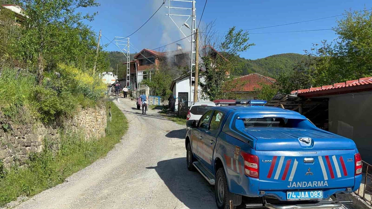 BARTIN'DA YANICI MADDE İLE SOBASINI YAKMAK İSTEYEN YAŞLI ADAMIN EVİNDE YANGIN ÇIKTI.