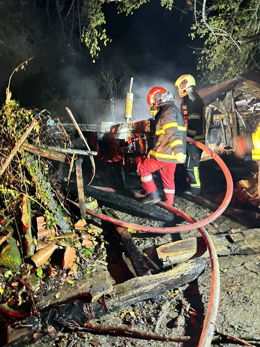 Bartın'da yıldırım isabet eden minibüs ile traktör kullanılamaz hale geldi.