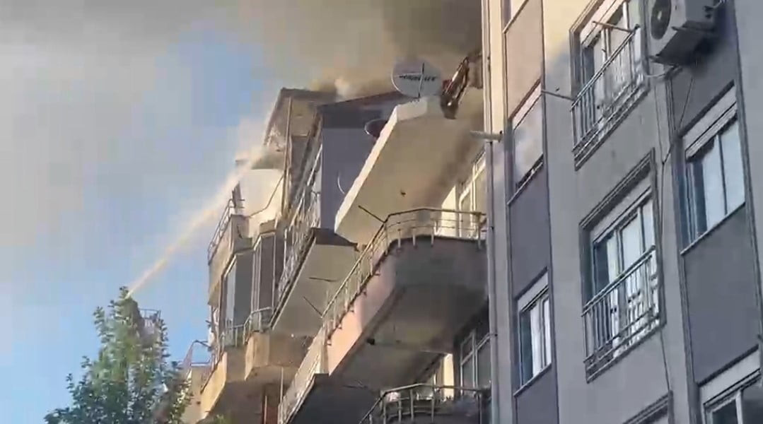 BARTIN'IN AMASRA İLÇESİNDE BİR EVİN ÇATISINDAN ÇIKAN YANGIN EKİPLERİNİN MÜDAHALESİYLE KONTROL...