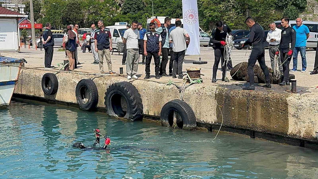 BARTIN'IN AMASRA İLÇESİNDE ÇEVRE HAFTASI NEDENİYLE DÜZENLENEN ETKİNLİKTE DALGIÇLAR DENİZDEKİ...