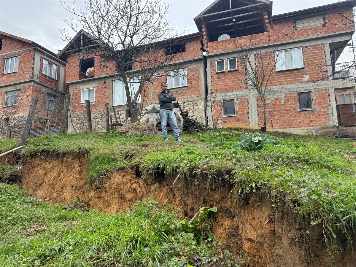 Bartın'ın Amasra ilçesinde heyelan sonucu 3 evde çatlaklar meydana geldi.