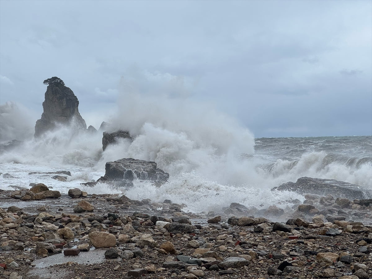 Bartın'ın Amasra ilçesinde hızı saatte 80 kilometreye ulaşan şiddetli rüzgar nedeniyle denizde 6...