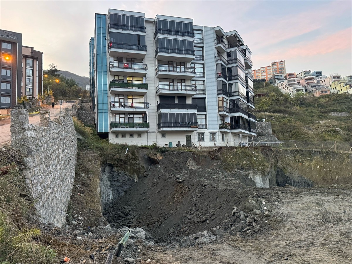 Bartın'ın Amasra ilçesinde inşaat alanında gece saatlerinde yaşanan göçük nedeniyle yan apartmanın...