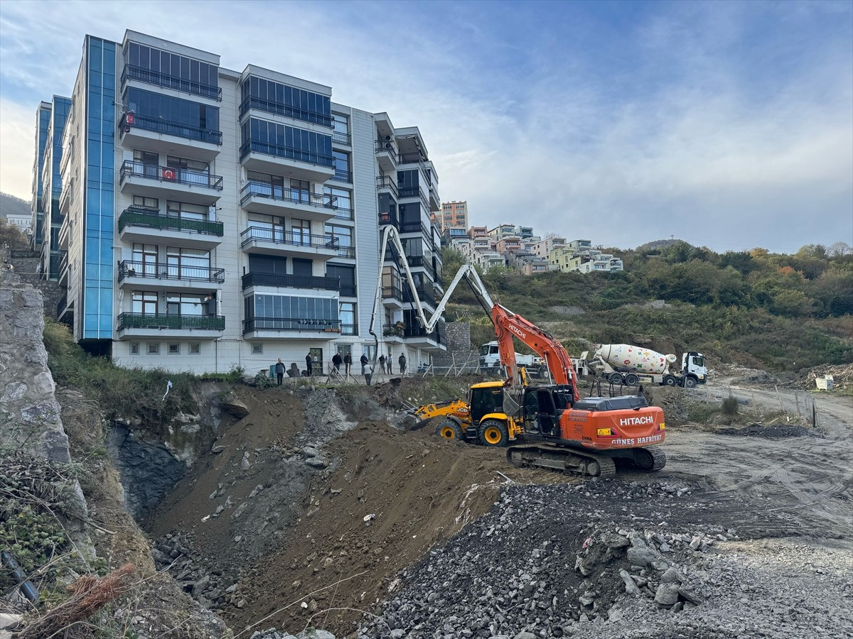 Bartın'ın Amasra ilçesinde inşaat alanında yaşanan göçük sonrası dolgu ve beton enjeksiyon...