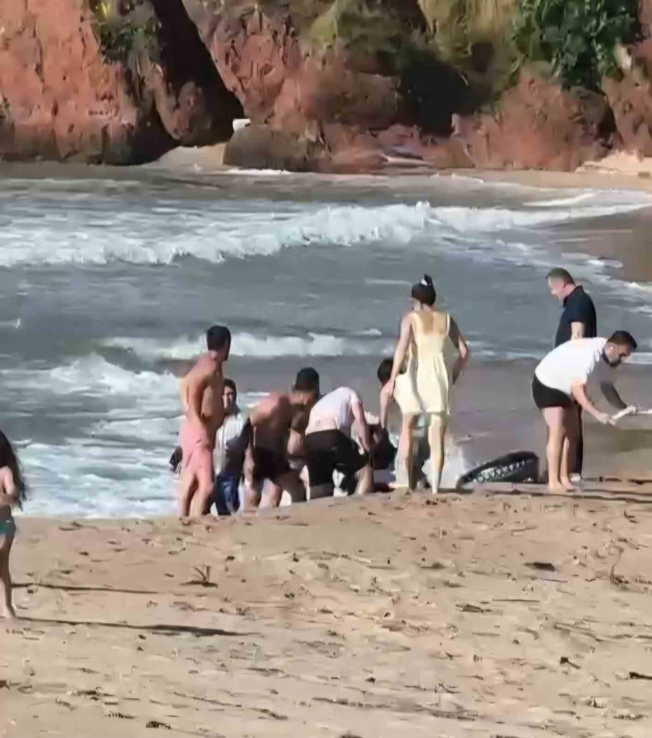 BARTIN'IN AMASRA İLÇESİNE BAĞLI ÇAKRAZ KÖYÜ'NDE DENİZE GİREN VE DALGALAR NEDENİYLE BOĞULMA...