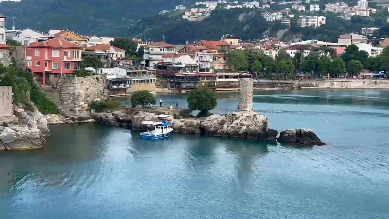 BARTIN'IN AMASRA İLÇESİNE İSMİNİ VEREN KRALİÇE AMASTRİS’İN DENİZE GİRDİĞİ YER OLARAK BİLİNEN...