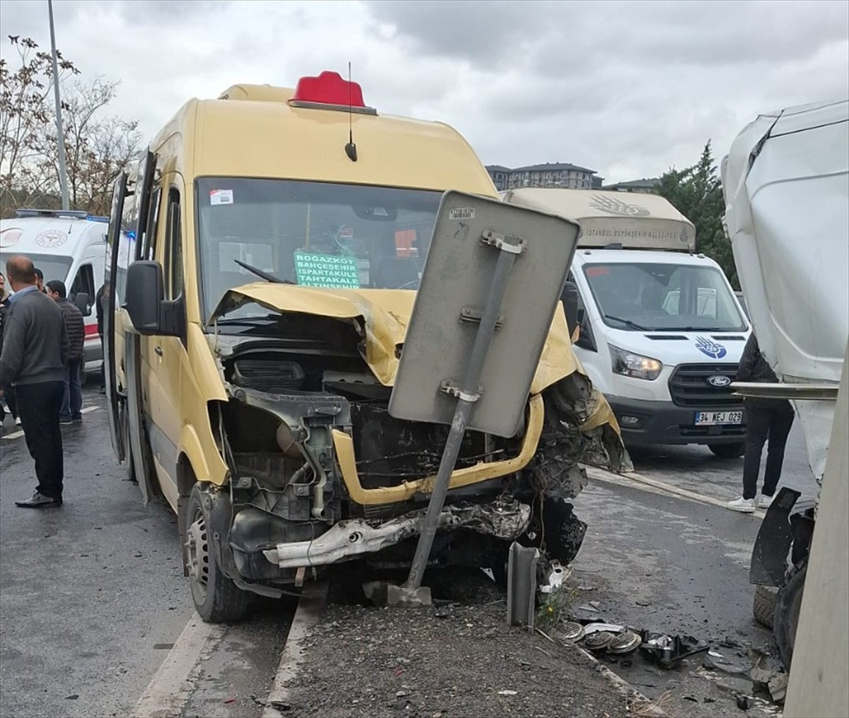 Başakşehir Altınşehir Mahallesi Bayramtepe mevkisi yan yolda yolcu minibüsü ile 2 aracın karıştığı...