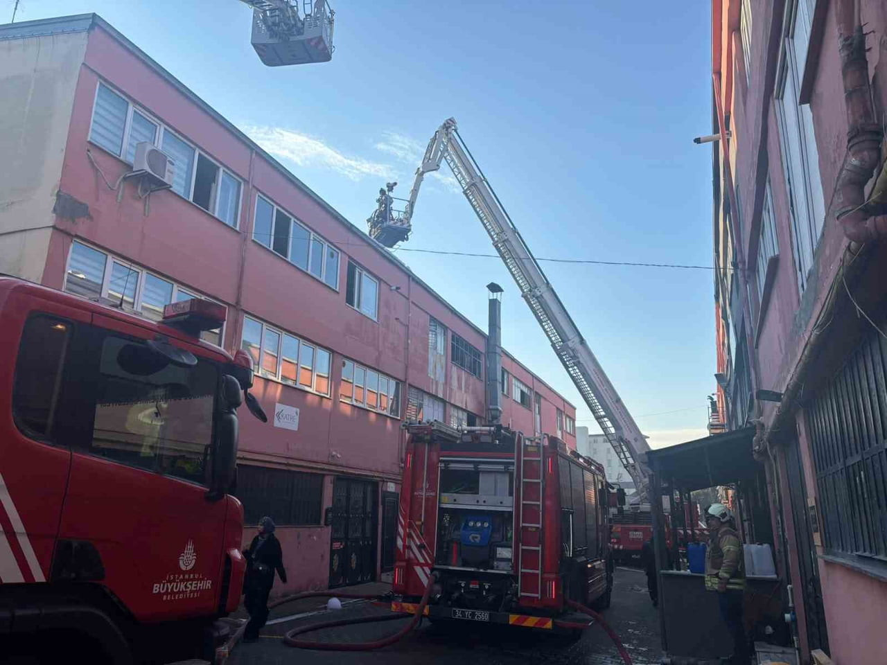 BAŞAKŞEHİR İSTEKS SANAYİ SİTESİ’NDE BULUNAN İŞ YERİNDE BİLİNMEYEN BİR NEDENLE YANGIN ÇIKTI....