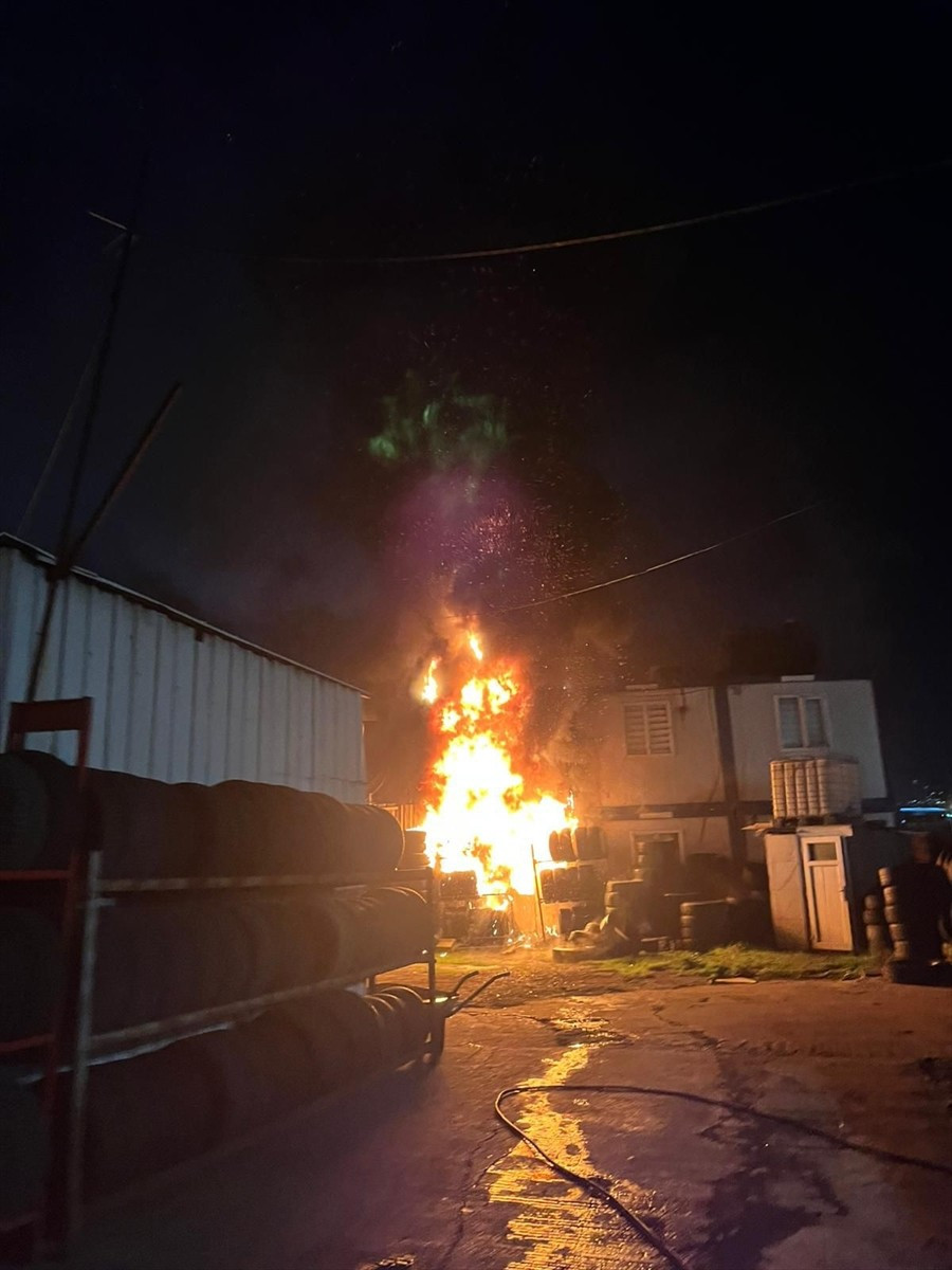 Başakşehir'de bir iş yerinde çıkan yangın, itfaiye ekiplerince söndürüldü.