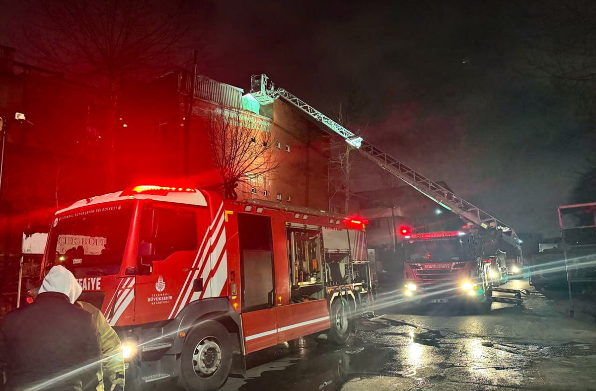 Başakşehir'de, bir sanayi sitesindeki altın geri dönüşüm atölyesinde çıkan yangın itfaiye...