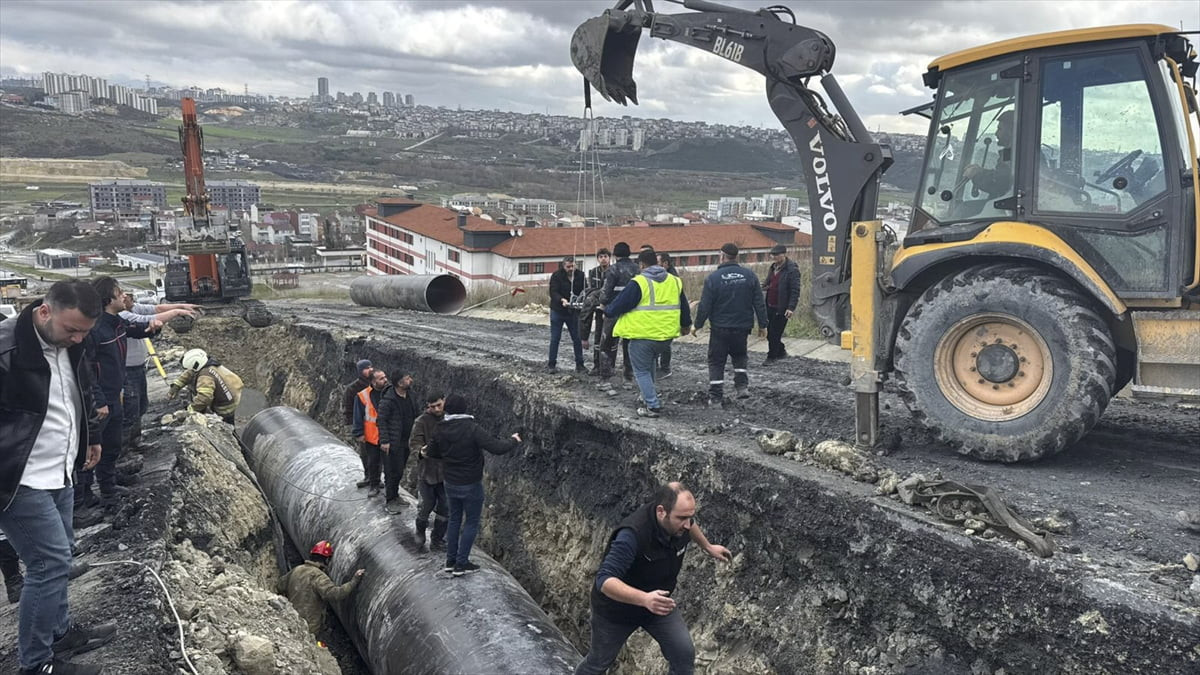 Başakşehir'de boru döşeme çalışmasında kaynak yapan işçi, başına taş isabet etmesi sonucu düştüğü...