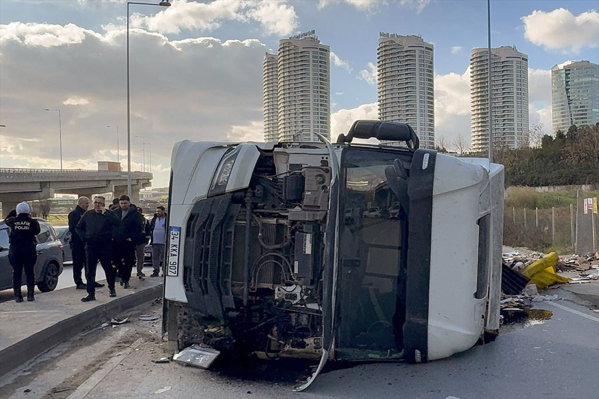 Başakşehir'de çekyat malzemeleri yüklü hafriyat kamyonunun devrilmesi sonucu yol trafiğe...