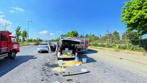 Başakşehir'de feci kaza: Hafif ticari araç duran tıra ok gibi saplandı, sürücü yaralandı