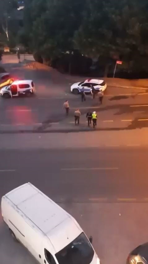 BAŞAKŞEHİR'DE GECE SAATLERİNDE MOTOSİKLET İLE DÜKKAN KURŞUNLAYAN İKİ ŞÜPHELİ SUÇÜSTÜ...