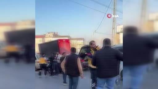 Başakşehir'de kaza sonrası yol ortasında kavga kamerada: Sürücüye yumruklarla saldırdı