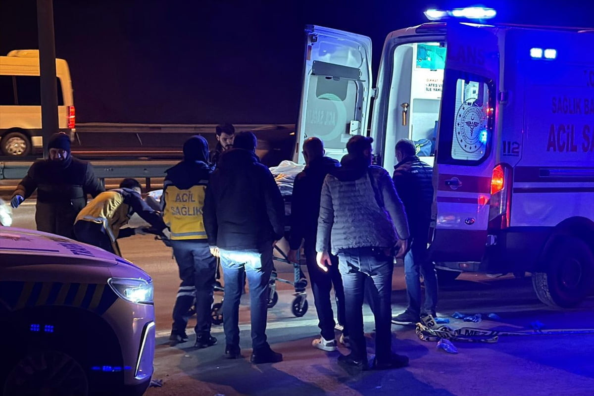 Başakşehir'de önce emniyet şeridinde park halindeki tıra, ardından savrularak otomobile çarpan...