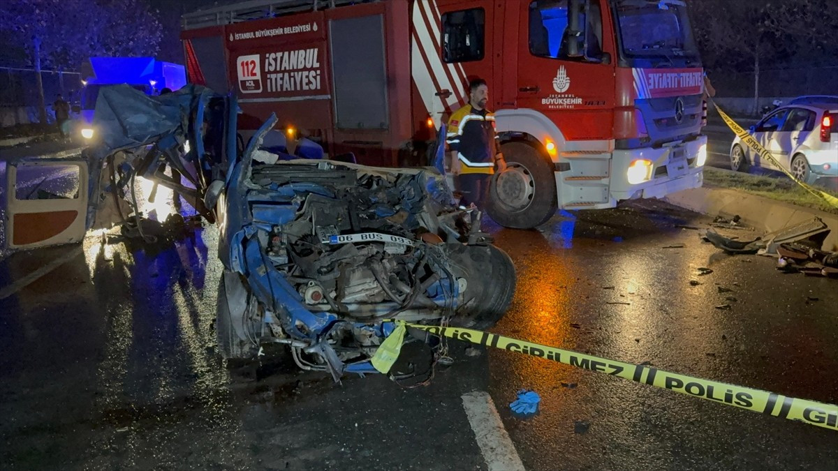 Başakşehir'de zincirleme trafik kazasında 2 kişi hayatını kaybetti, 5 kişi yaralandı.