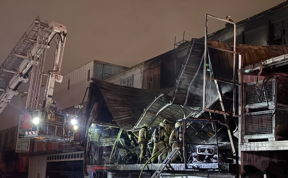 Başakşehir’de oto sanayi sitesinde çıkan iş yeri yangınına itfaiye ekipleri müdahale...