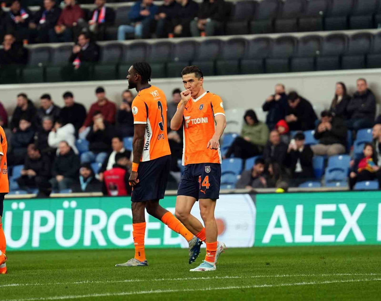 BAŞAKŞEHİR’İN ÖZBEK FUTBOLCUSU ELDOR SHOMURODOV, GENÇLERBİRLİĞİ'NE ATTIĞI 2 GOLLE SÜPER LİG’DE GOL...