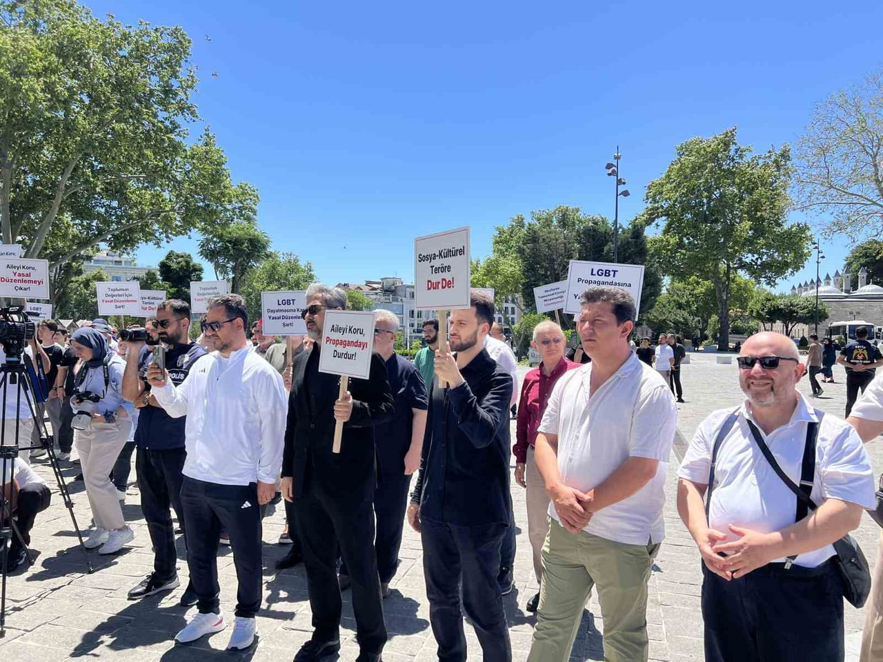 BASIN AÇIKLAMASININ ARDINDAN GRUP, AÇTIKLARI PANKARTLARLA MESAJLARINI KAMUOYUNA DUYURDU. AÇIKLAMA...