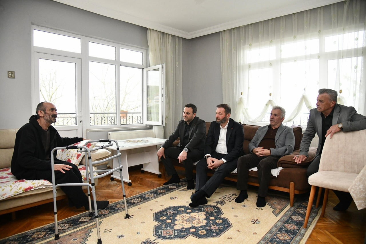 BAŞİSKELE BELEDİYE BAŞKANI YASİN ÖZLÜ, HASTA VATANDAŞLARI EVLERİNDE ZİYARET EDEREK İHTİYAÇ VE...