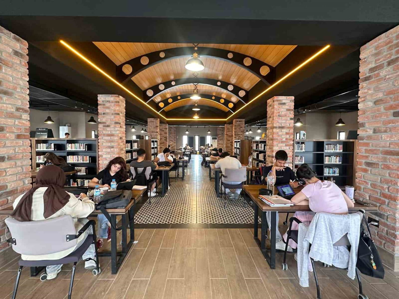BAŞİSKELE BELEDİYESİ’NİN GENÇLERE YÖNELİK MODERN ÇALIŞMA ALANI KİTAPHANE, HAFTA SONU SINAVLARA...