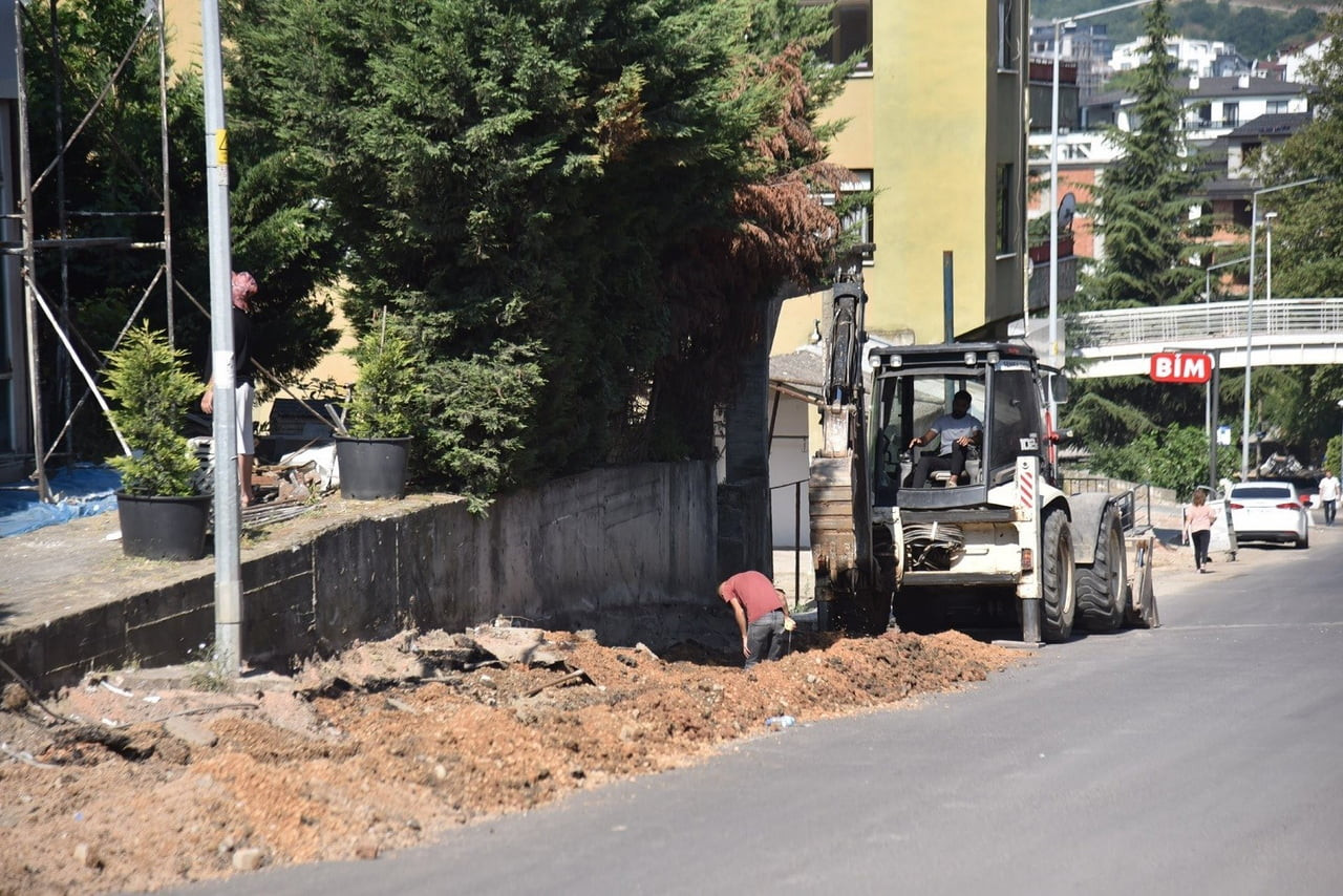 BAŞİSKELE İLÇESİNDEKİ CUMHURİYET CADDESİNDE YÜRÜTÜLEN ALTYAPI VE ÜSTYAPI YENİLEME ÇALIŞMALARI...