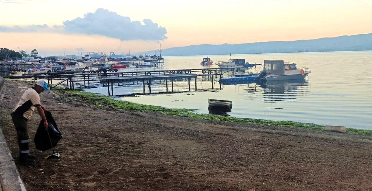 BAŞİSKELE SAHİLİ'NDE YÜRÜTÜLEN TEMİZLİK VE BAKIM ÇALIŞMALARIYLA KIYI ŞERİDİ DAHA TEMİZ, DÜZENLİ VE...