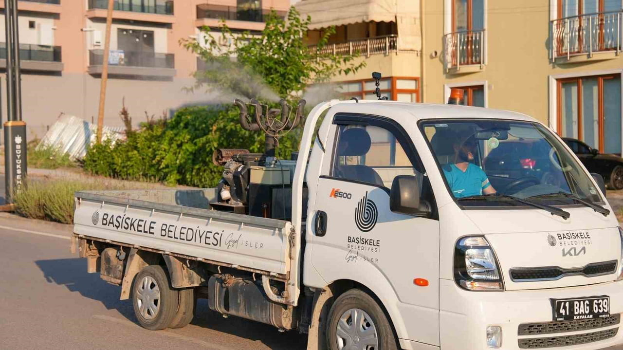 BAŞİSKELE'DE BELEDİYE EKİPLERİ, YAZ SICAKLARININ ARTMASIYLA ÜREMESİ HIZLANAN SİVRİSİNEK, KARASİNEK...