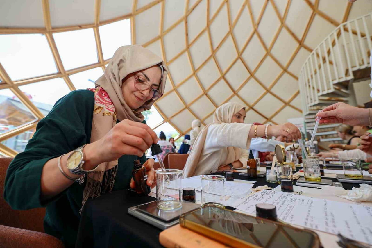 BAŞİSKELE'DE DÜZENLENEN AROMATERAPİ EĞİTİMLERİNE KATILAN KADINLAR; DOĞAL İÇERİKLERLE KİŞİSEL...