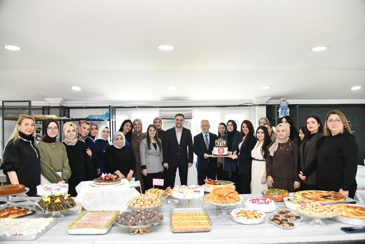 BAŞİSKELE'DE KADIN İSTİHDAMINI VE GİRİŞİMCİLİĞİNİ DESTEKLEMEK AMACIYLA DÜZENLENEN PASTACI ÇIRAĞI...