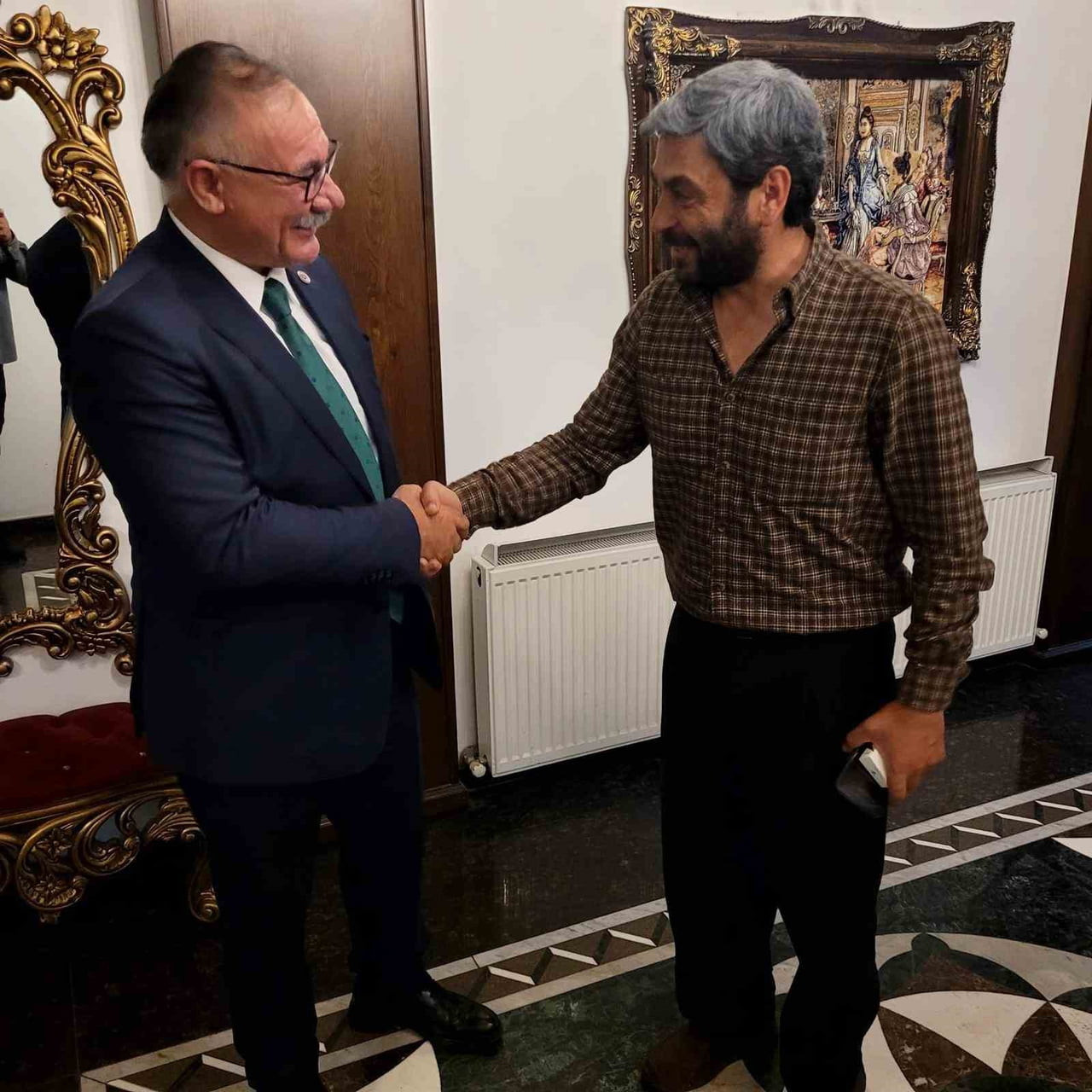 BAŞKAN ARSLAN'DAN "ÇIRAK" DİZİSİ SETİNE ZİYARET(KARS-İHA)