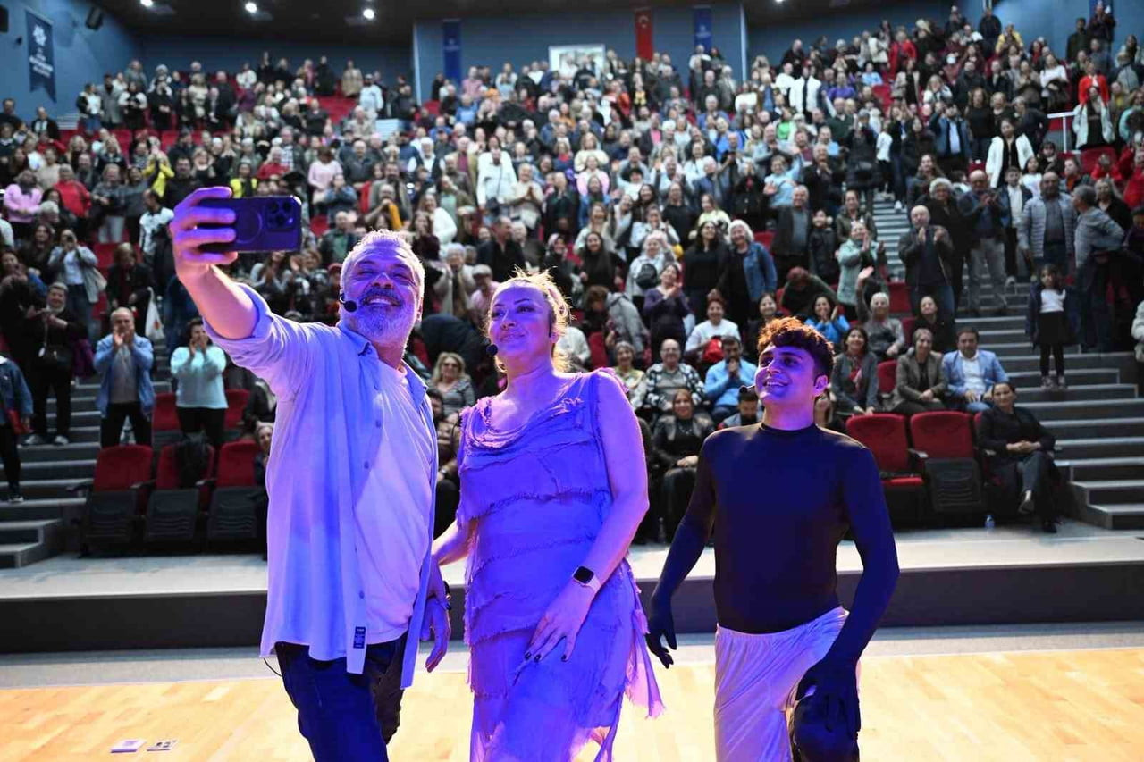 BAŞKAN ÇERÇİOĞLU, DİDİM VE NAZİLLİ’DE VATANDAŞLARI TİYATRO İLE BULUŞTURDU