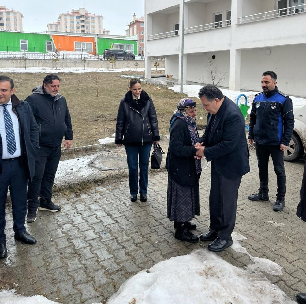 BAŞKAN DEMİR VE BERABERİNDEKİLER HUZUREVİ’Nİ ZİYARET ETTİ. (OLGUN YILDIZ/ARDAHAN-İHA)