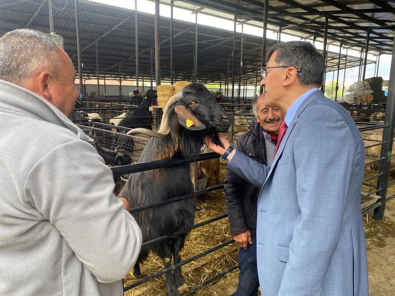 BAŞKAN EYÜP KAHVECİ’DEN KURBAN PAZARI ZİYARETİ