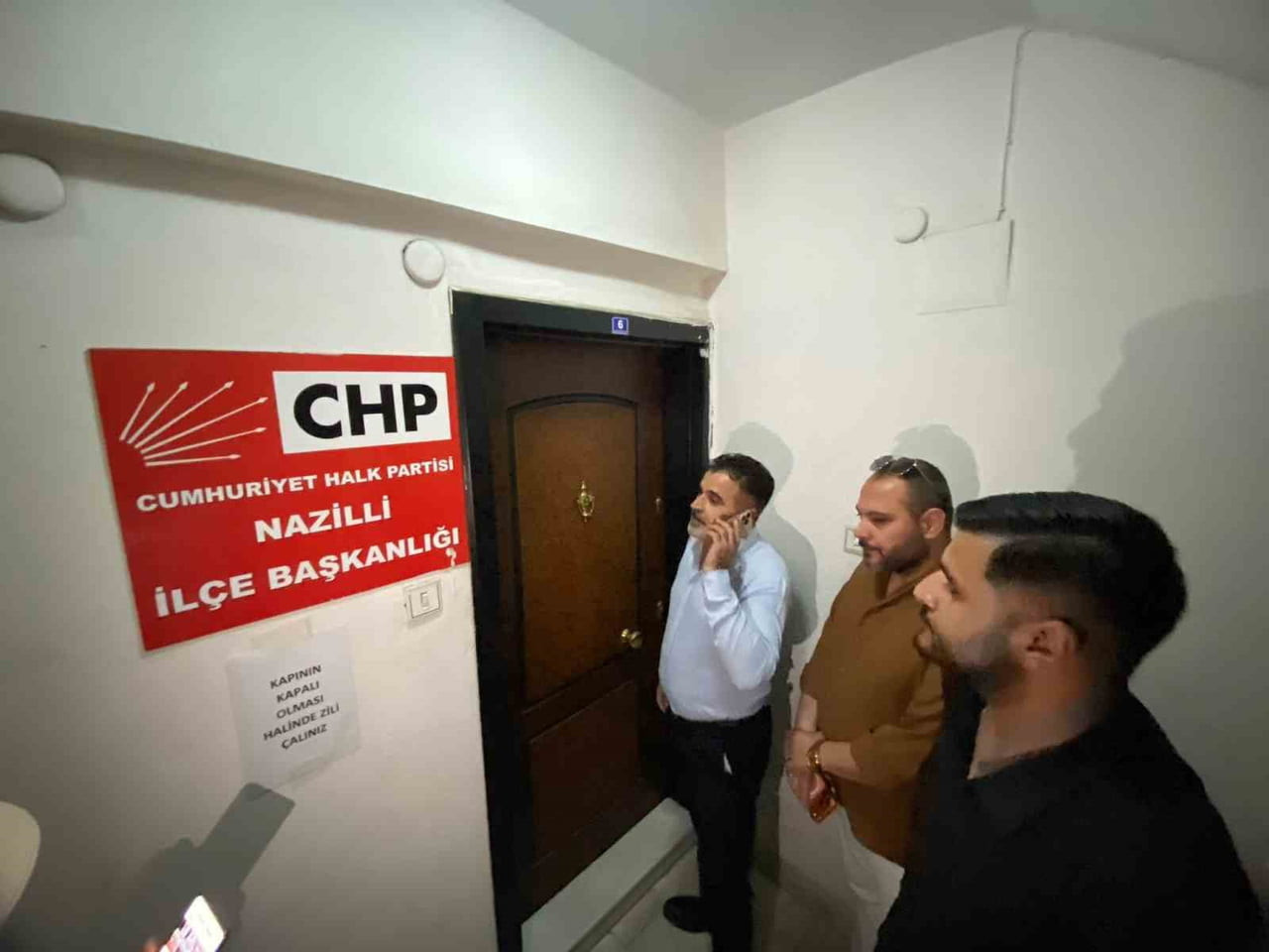 BAŞKAN NAİM ATMACA KAPI ÖNÜNDE UZUN SÜĞRE BEKLEDİ
