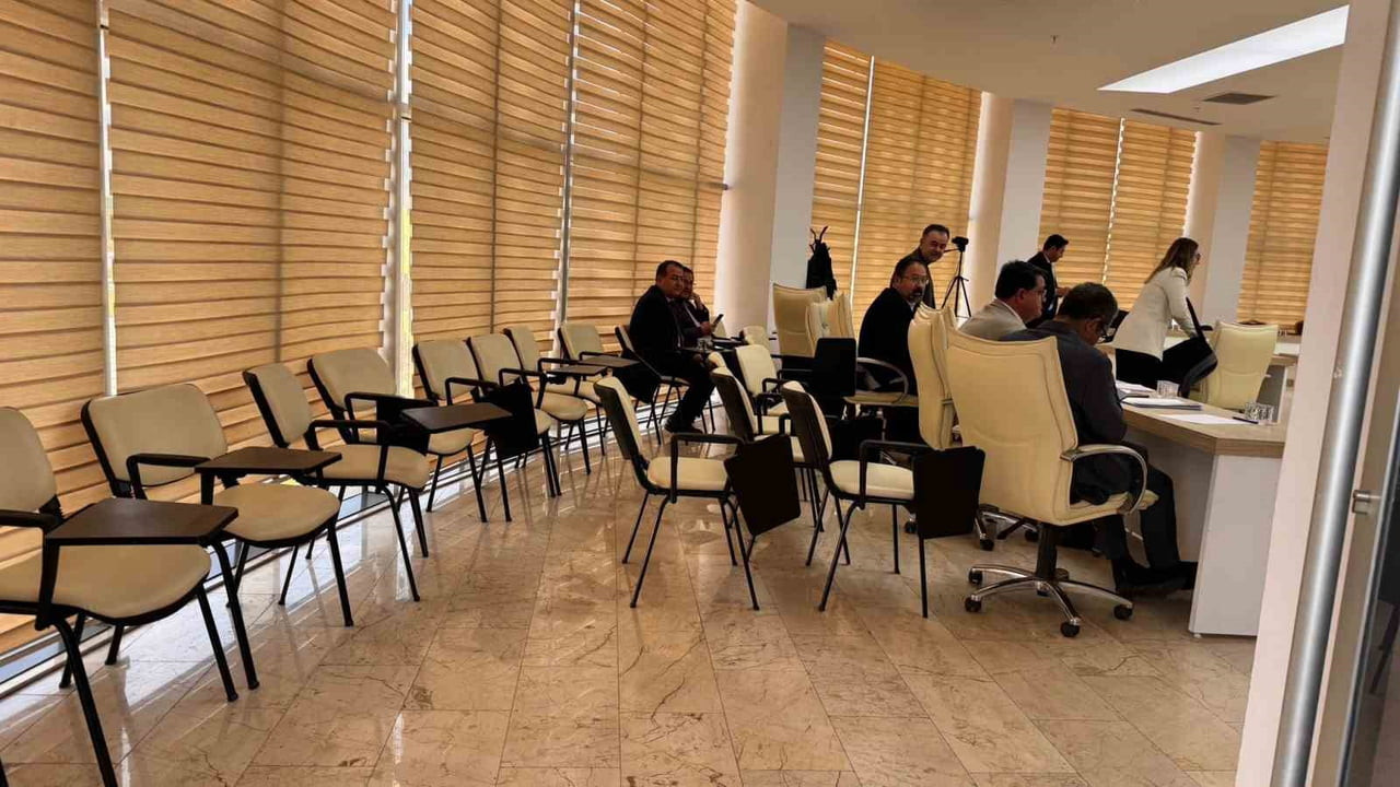 BAŞKAN SUBAŞI MECLİSE KATILMAYINCA BAŞKAN YARDIMCILILARI VE BİRİM MÜDÜRLERİ KOLTUKLARI BOŞ...