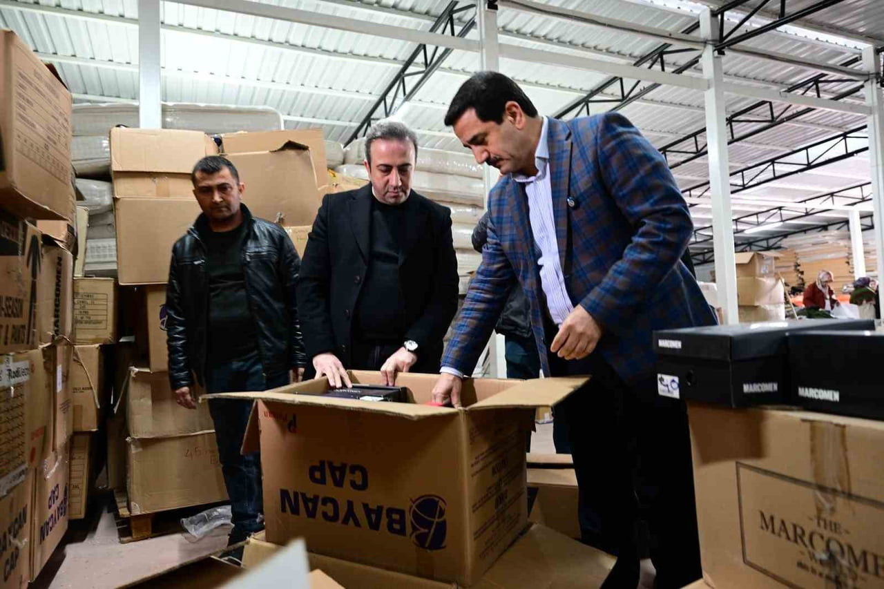 BAŞKAN TAŞKIN YARDIM MALZEMELERİ TASNİFİNE EŞLİK ETTİ