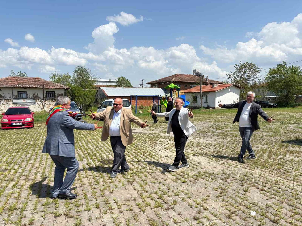 BAŞKAN YILDIRIM KÖYLERDE HIDIRELLEZ COŞKUSUNA ORTAK OLDU