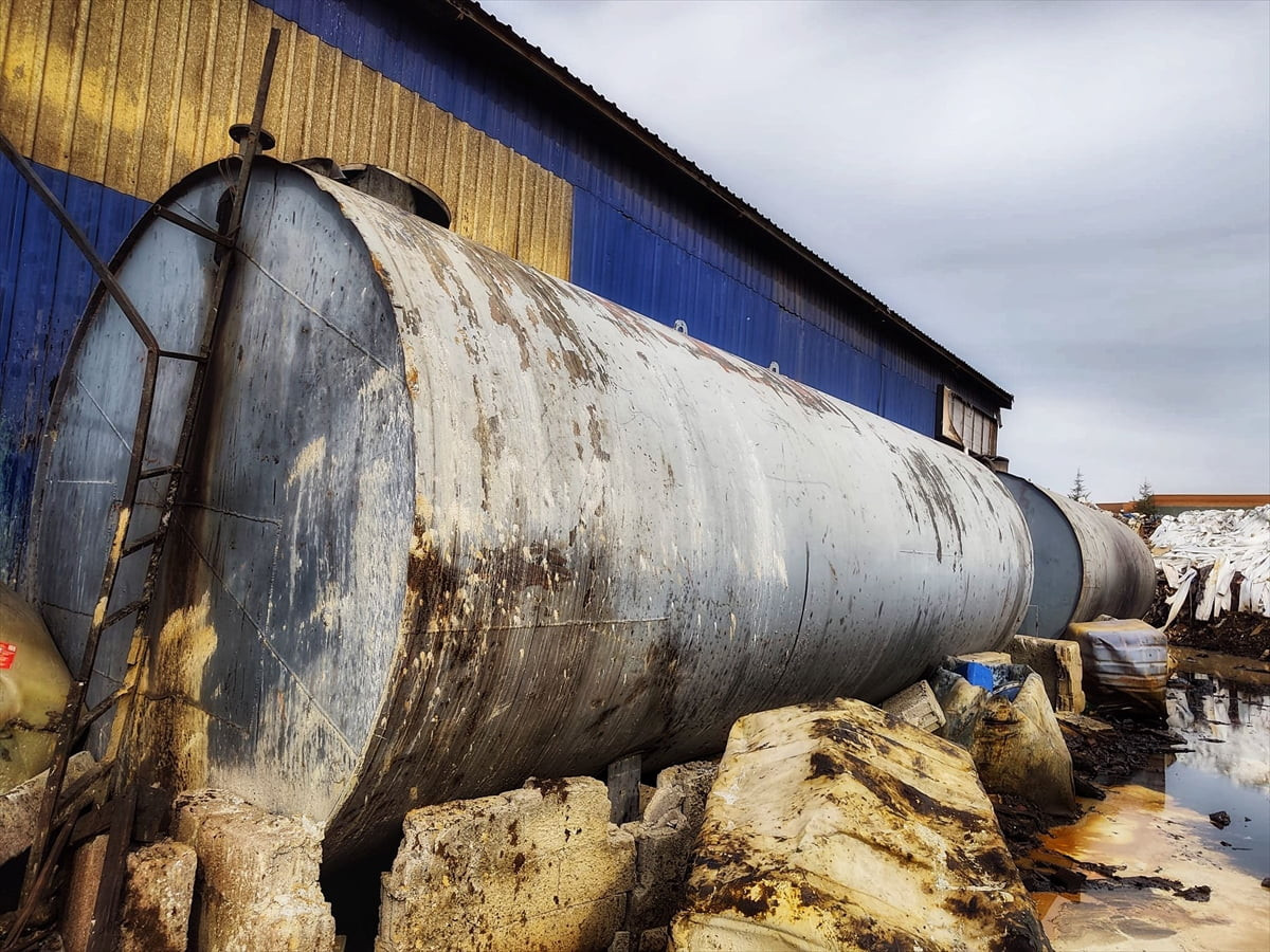 Başkent Ankara'da, kaçak akaryakıt üreten firmaya yapılan operasyonda 2 şüpheli gözaltına alındı....