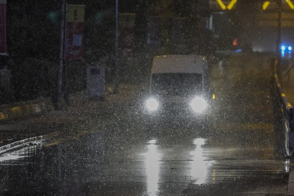 Başkentin yüksek kesimlerinde kar yağışı etkili oldu.