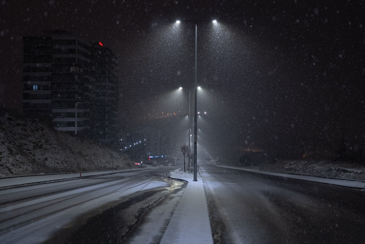 Başkentin yüksek kesimlerindeki Pursaklar semtinde gece saatlerinde kar yağışı etkili oldu.