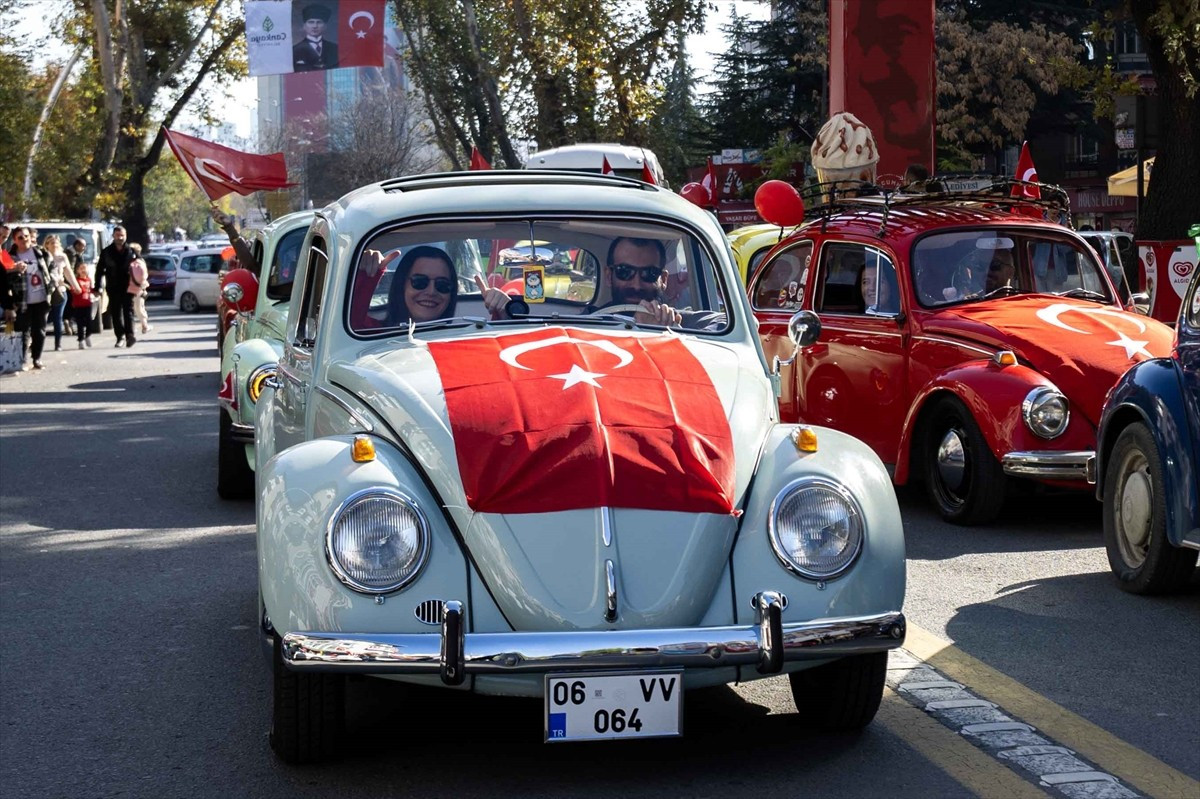 Başkentte, 29 Ekim Cumhuriyet Bayramı dolayısıyla Bahçelievler 7. Cadde'de kortej düzenlendi....