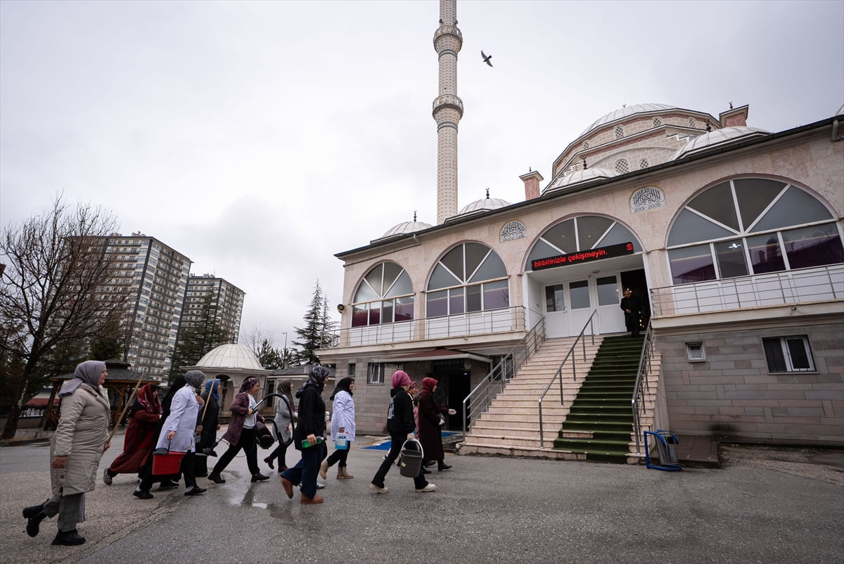 Başkentte, Altındağ Belediyesince organize edilen Kadın Eğitim Kültür Merkezi üyesi kadınlar...