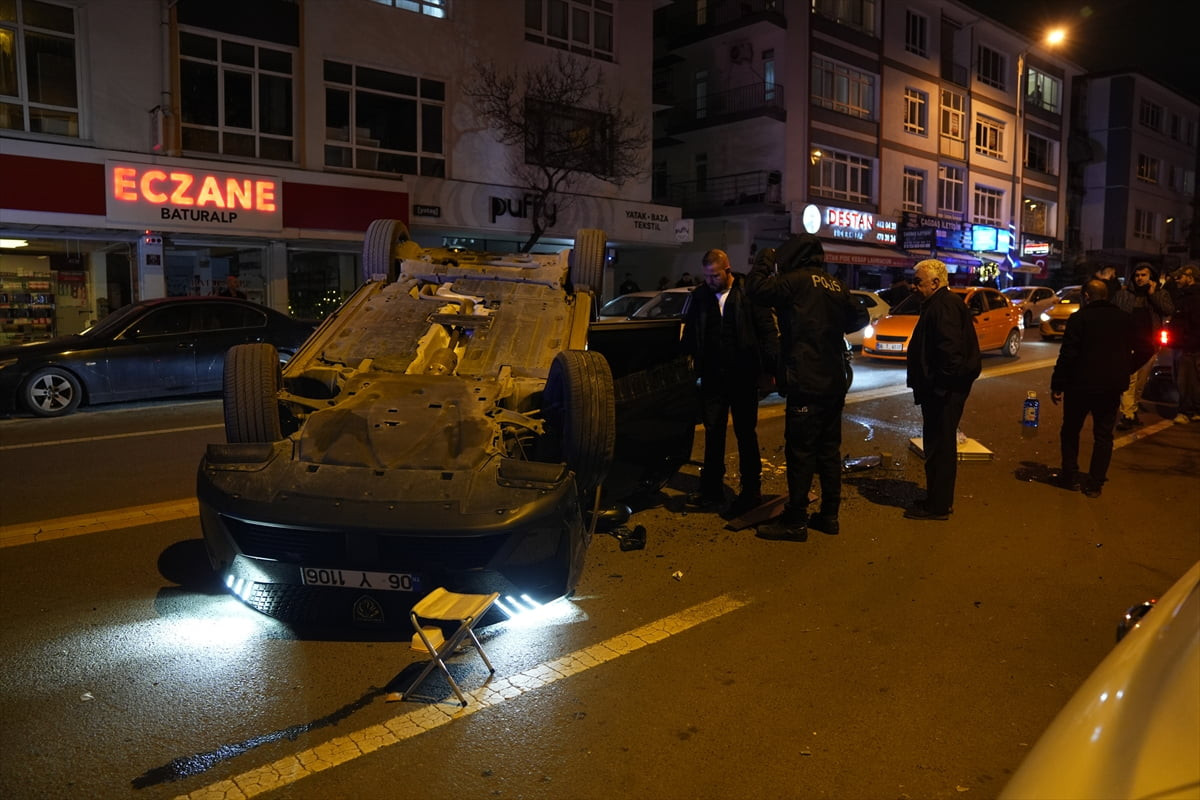 Başkentte Dikmen Caddesi'nde 3 aracın karıştığı trafik kazasında 1 kişi yaralandı.