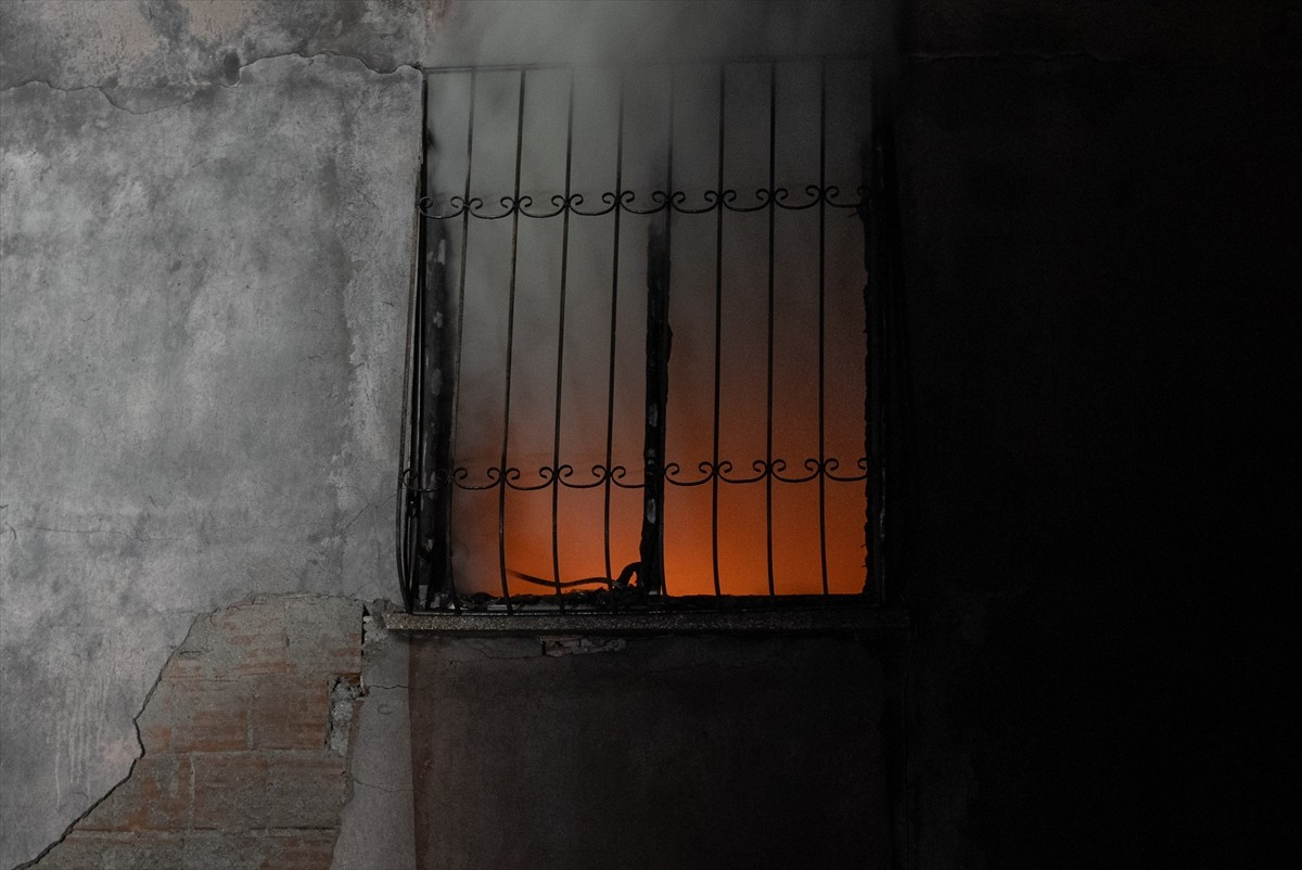 Başkentte hurdalık alanda çıkan ve apartmana sıçrayan yangında dumandan etkilenen 8 kişi hastaneye...