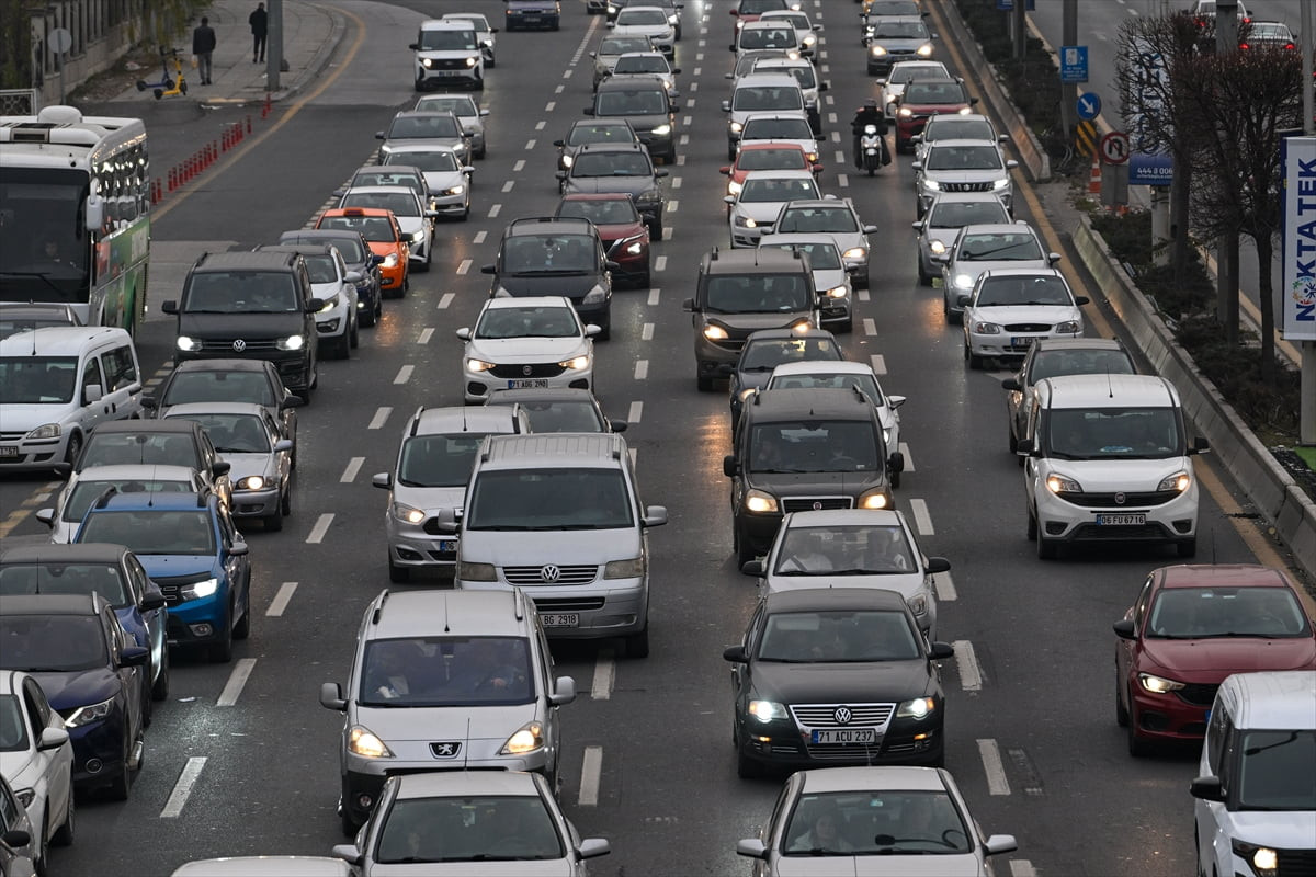 Başkentte Konya yolu üzerinde bulunan bir alışveriş merkezinin (AVM) önünde hafta sonu yaşanan...