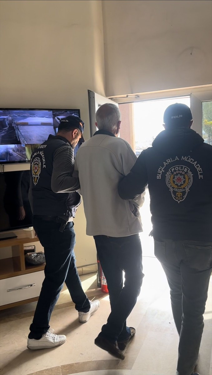 Başkentte "siber dolandırıcılık" suçundan 42 yıl 5 ay kesinleşmiş hapis cezası bulunan firari...