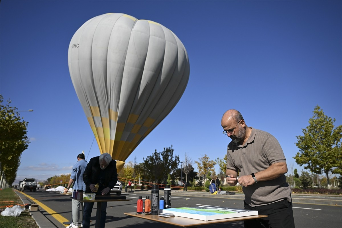 Başkentte ressamlar, 29 Ekim Cumhuriyet Bayramı kutlamaları kapsamında, Cumhurbaşkanlığı Külliyesi...